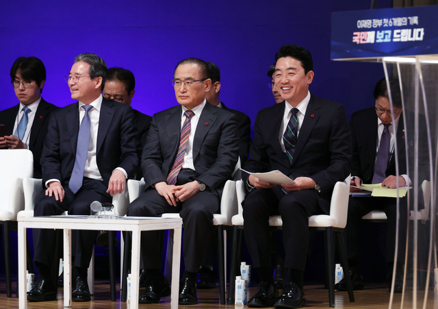 ▲ 강훈식 비서실장(앞줄 오른쪽부터)과 위성락 국가안보실장, 김용범 정책실장 등이 7일 용산 대통령실에서 열린 이재명 대통령 정부 6개월 성과 간담회에 참석해 있다. ⓒ연합뉴스