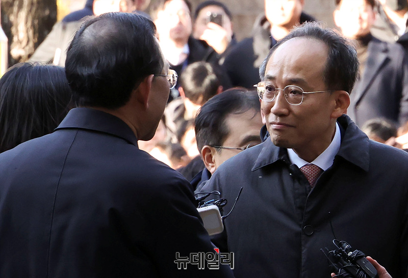 ▲ 계엄 해제 표결 방해 혐의을 받는 추경호 전 국민의힘 원내대표가 2일 오후 서울 서초구 서울중앙지법에서 열린 영장실질심사(구속 전 피의자 심문)에 출석하며 인사를 나누고 있다. 2025.12.02. ⓒ서성진 기자