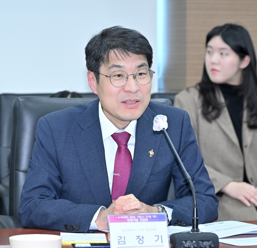 ▲ 김정기 대구광역시장 권한대행 행정부시장은 “국내 안경산업은 급변하는 환경 속에서 어려움을 겪고 있지만, 고급 디자인과 기술력이 뒷받침된다면 충분히 도약할 수 있다”고 말했다.ⓒ대구시