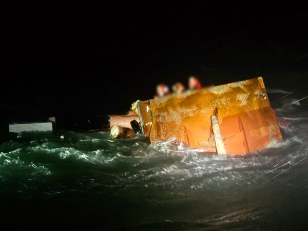 ▲ 어선이 전복되자 선박 위에서 구조를 기다리고 있는 승선원들.ⓒ태안해양경찰서