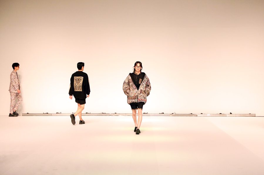 ▲ 영남이공대 모델테이너과 졸업작품전 ‘2025 졸업패션쇼 – A New Chapter’에서 학생들이 런웨이를 하고 있다.ⓒ영남이공대