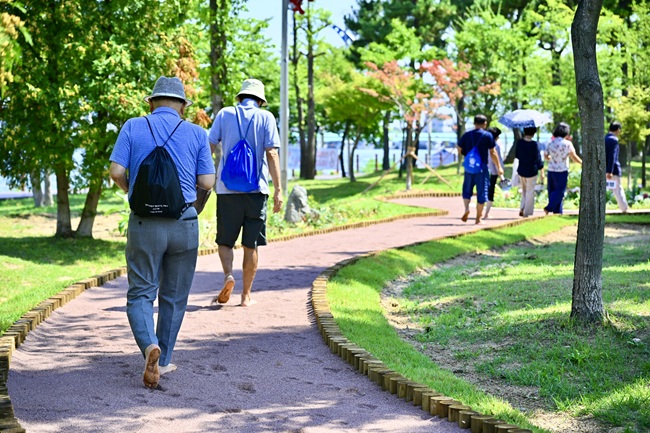 ▲ 청초호 맨발걷기길 전경. ⓒ속초시