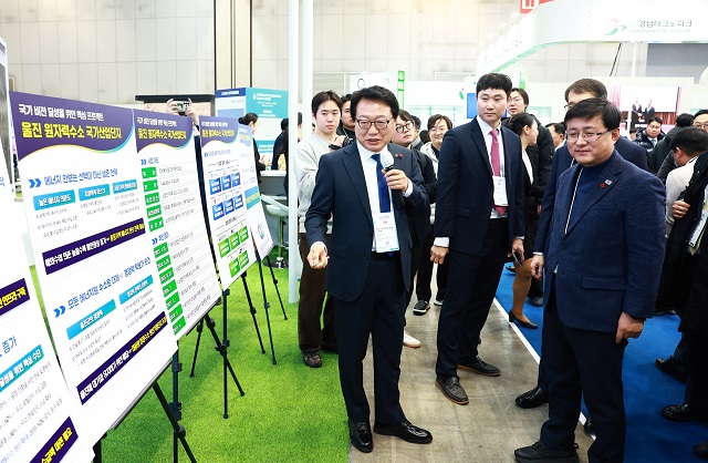 ▲ 손병복 군수은 지난 4일부터 7일까지 경기도 고양시 킨텍스에서 열리는 ‘WORLD HYDROGEN EXPO 2025’에 참가해 울진 원자력수소 국가산업단지 비전을 제시하고 있다.ⓒ울진군