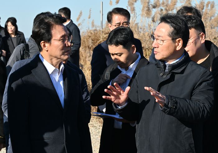 ▲ 유정복(오른쪽) 시장이 지난 달 21일 수도권매립지에서 김민석 국무총리와 매립 현황과 매립장 사용종료에 따른 활용 방안에 대해 의견을 나누고 있다. ⓒ인천시 제공