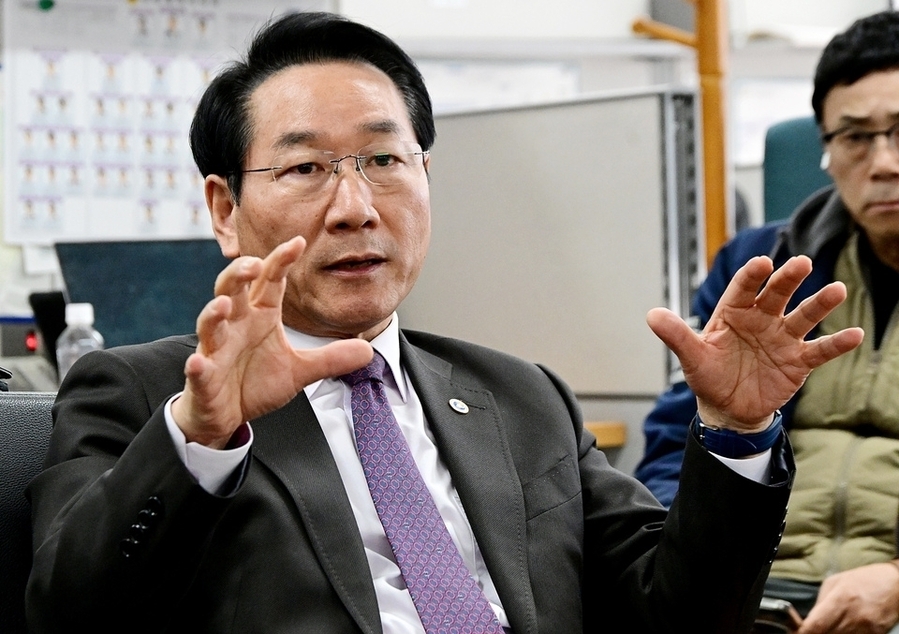 ▲ 유정복 인천시장이 최근 인천시청 기자실에서 인천시 현안에 대해 설명하고 있다. ⓒ인천시 제공