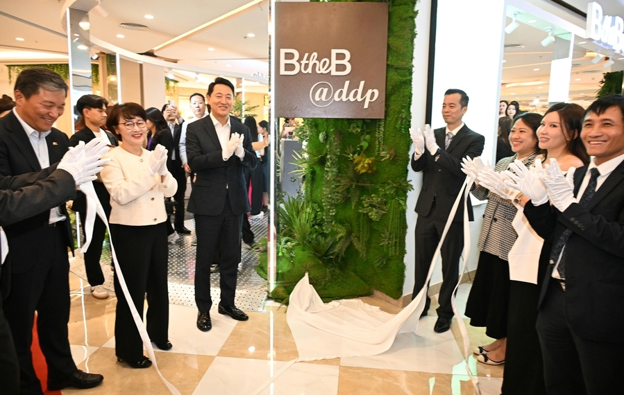 ▲ 오세훈 서울시장이 5일 베트남 하노이 빈컴 메가몰 로얄시티에서 열린 서울 뷰티 홍보·체험관 개관식에서 현판을 제막하고 있다. ⓒ서울시