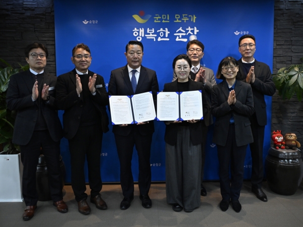 ▲ 5일 순창군청에서 열린 '지역상생발전 및 지역소멸 대응을 위한 업무협약식'에서 최영일 순창군수(왼쪽 세번째)와 대상 김경숙 ESG경영실장(왼쪽 네번째) 등 관계자들이 기념사진을 찍고 있다.ⓒ대상