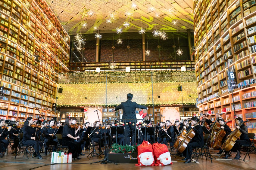 ▲ 지난해 12월 삼성동 코엑스 별마당 도서관에서 열린 '미라클 서울' 공연 모습.ⓒ서울시향