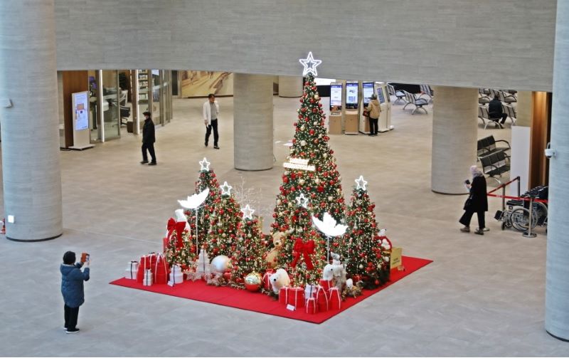 ▲ 순천향대학교 부속 천안병원 로비에 설치된 대형 크리스마스트리.ⓒ순천향대천안병원