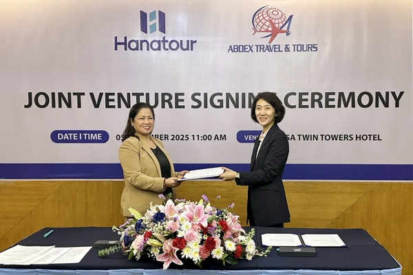 ▲ 지난 5일 필리핀 현지에서 진행된 JV 협약식에서 송미선 하나투어 대표이사(오른쪽)와 카렌 S. 산토스 ABOEX 대표이사가 기념촬영을 하고 있다.ⓒ하나투어