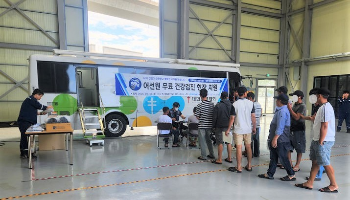 ▲ 올해 전국 항·포구에서 열린 어선원 무료 건강검진 모습. ⓒ한국해양교통안전공단