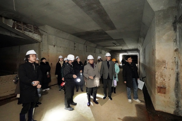 ▲ 신상진 성남시장이 성남물빛정원 지하 공간에서 시민들과 의견을 나누고 있다. ⓒ성남시 제공