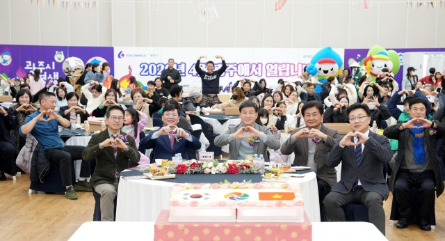 ▲ 방세환 광주시장을 비롯한 내빈들이 참가자들과 기념촬영을 하고 있다. ⓒ광주시 제공