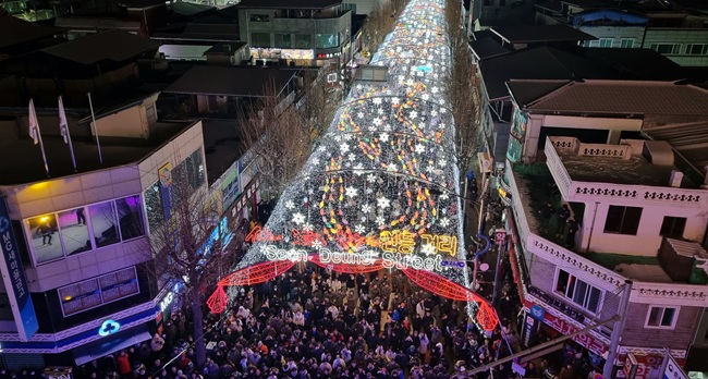 ▲ 지난해 12월 열린 화천산천어축제 선등거리 점등식 장면. ⓒ화천군