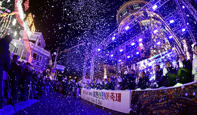 ▲ 지난해 12월 열린 화천산천어축제 선등거리 점등식 장면. ⓒ화천군