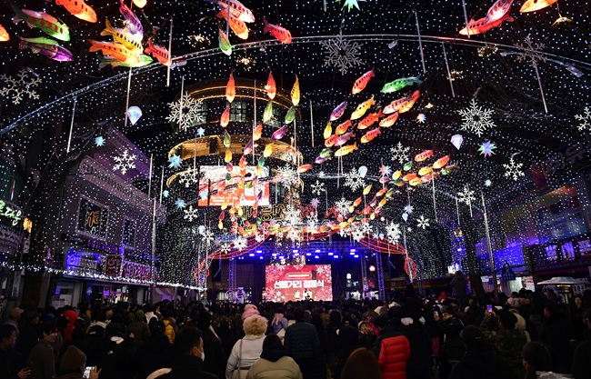 ▲ 지난해 12월 열린 화천산천어축제 선등거리 점등식 장면. ⓒ화천군