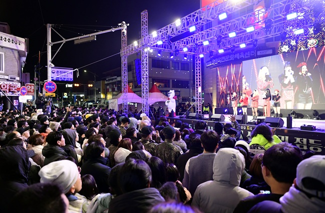 ▲ 지난해 12월 열린 화천산천어축제 선등거리 점등식 장면. ⓒ화천군