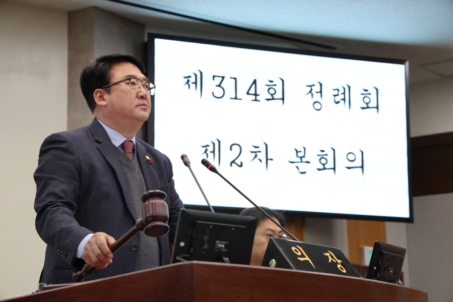 ▲ 이상승 의장이 본희의장에서 인사말을 하고있다ⓒ칠곡군의회 제공