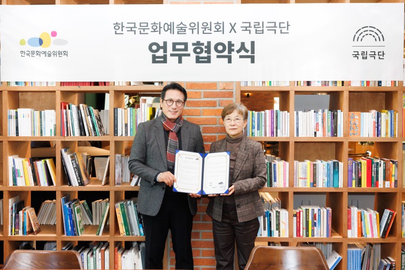 ▲ 국립극단과 한국문화예술위원회는 8일 서울 종로구 예술가의 집에서 업무협약을 체결했다(왼쪽부터 정병국 한국문화예술위원회 위원장, 박정희 국립극단 단장 겸 예술감독).ⓒ국립극단