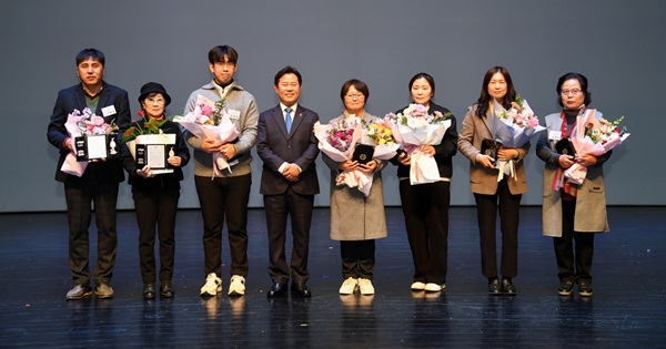 ▲ 박정현 부여군수가 지역사회 발전에 헌신한 자원봉사자 39명에게 표창을 수여했다.ⓒ부여군