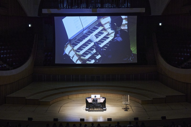 ▲ 최수영 오르간 연주와 스크린에 비춘 모습.ⓒ롯데문화재단