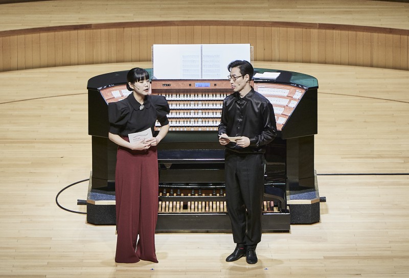 ▲ 파이프 오르간에 대해 알아보는 콘서트 가이드와 오르가니스트.ⓒ롯데문화재단