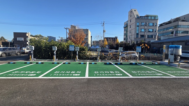 ▲ 강릉시가 전기자동차 이용자의 편의를 위해 지난 2023년부터 올해까지 3년에 걸쳐 총 409대의 전기차 충전시설 설치를 완료했다. ⓒ강릉시