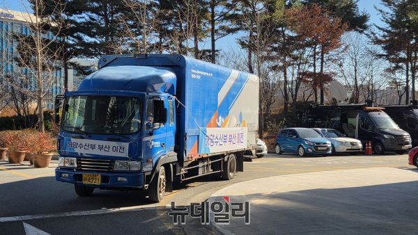 ▲ 해양수산부의 부산 이전이 시작된 8일 정부세종청사 해수부에서 첫 이삿짐을 실은 차량이 부산 청사로 출발하고 있다. ⓒ뉴데일리