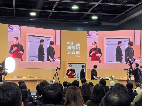 ▲ 티엔미미 정지선 오너셰프는 AI가 생성한 어향육사 레시피와 맞붙는 이색 요리 대결을 펼쳤다.ⓒ최신혜 기자