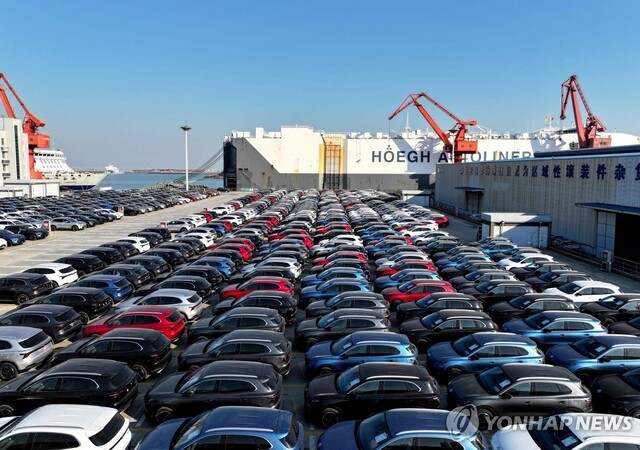▲ 중국 동부 장쑤성 롄윈강에서 수출 대기 중인 자동차들. 출처=AFPⓒ연합뉴스