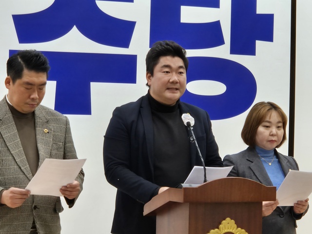 ▲ 장한별 경기도의회 더불어민주당 수석부대표가 8일 도의회에서 기자회견을 열고 발언하고 있다. ⓒ김현우기자