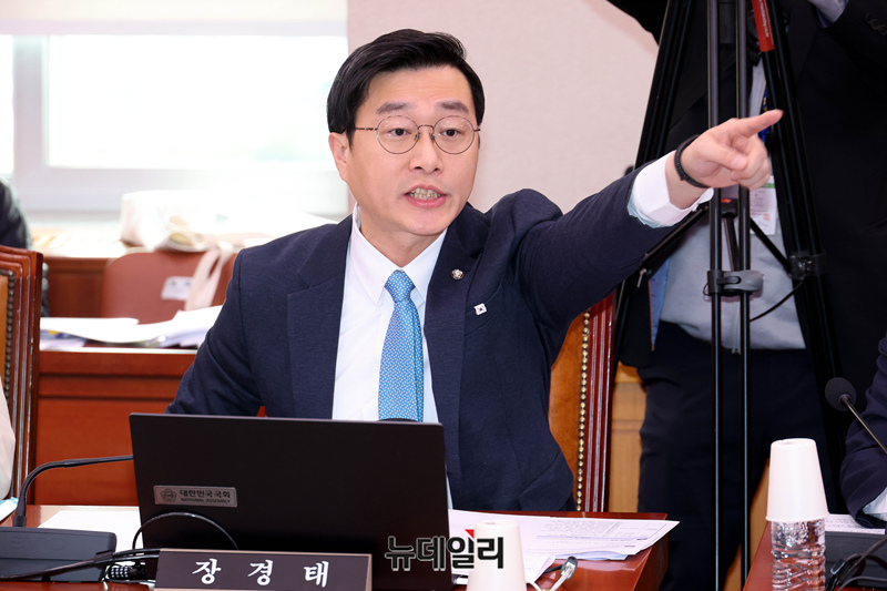 ▲ 장경태 더불어민주당 의원이 3일 오전 국회에서 열린 법제사법위원회 전체회의에서 발언을 하고 있다. ⓒ이종현 기자