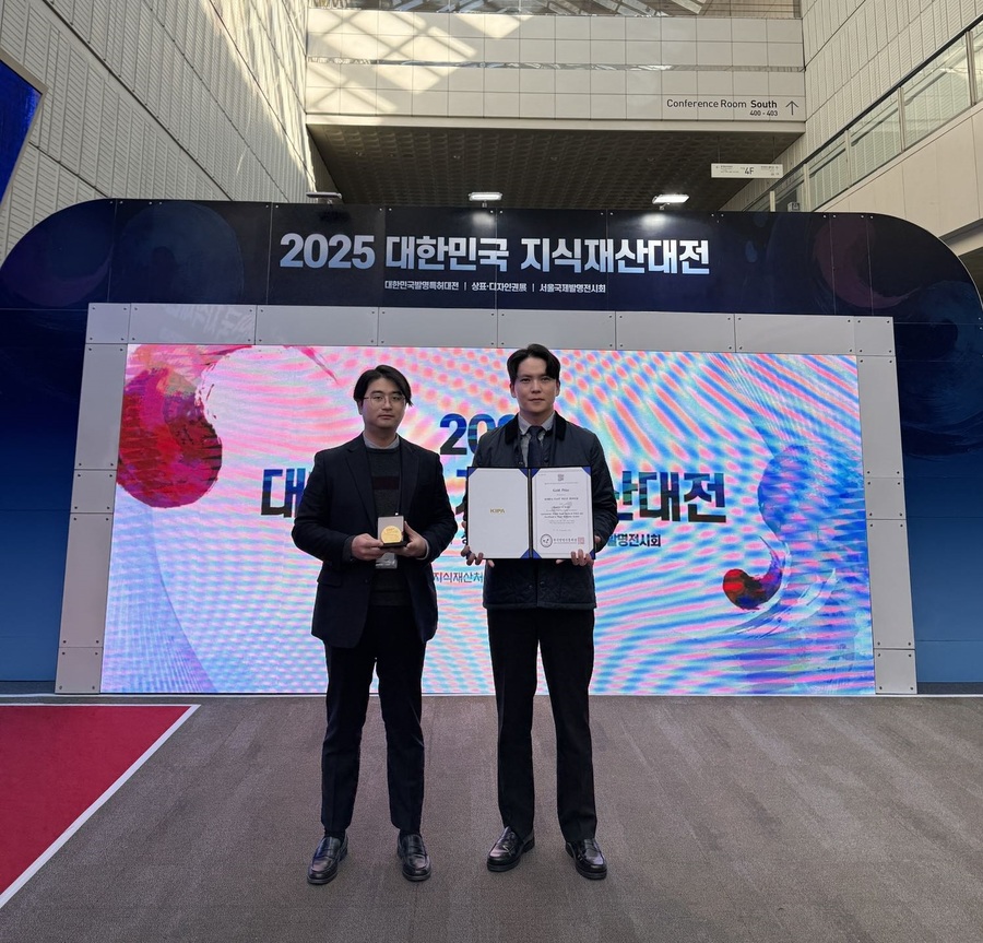 ▲ (왼쪽부터) 주성도 에코피스 본부장, 이영두 한국동서발전 미래기술융합원 차장이 금상 수상 후 기념사진을 찍고 있다. (사진=동서발전) ⓒ전성무 기자