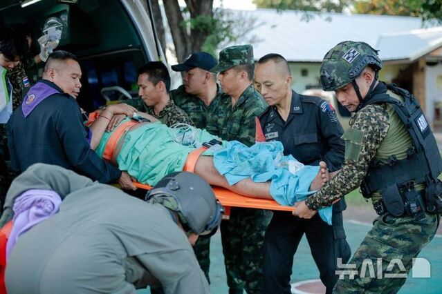 ▲ 캄보디아군의 공격으로 부상을 입은 태국군이 병원으로 이송되고 있다. 출처=APⓒ연합뉴스