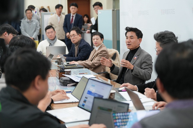 ▲ 김진태 도지사가 8일 기자브리핑을 통해 올해 7월부터 기획해 온 총 5800억 원 규모의 '강원 의료 AX 첨단산업 육성 프로젝트'가 2026년 정부예산에 핵심 기반사업 2개가 신규 반영됨에 따라 본격적인 출발선에 섰다고 밝혔다.  ⓒ강원특별자치도