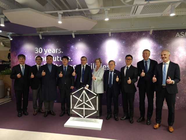 ▲ 조승문 제2부시장, 히쳄 엠사드 ASM CEO, 이영석 ASM 코리아 대표 등이 준공식 기념촬영을 하고 있다ⓒ화성시 제공