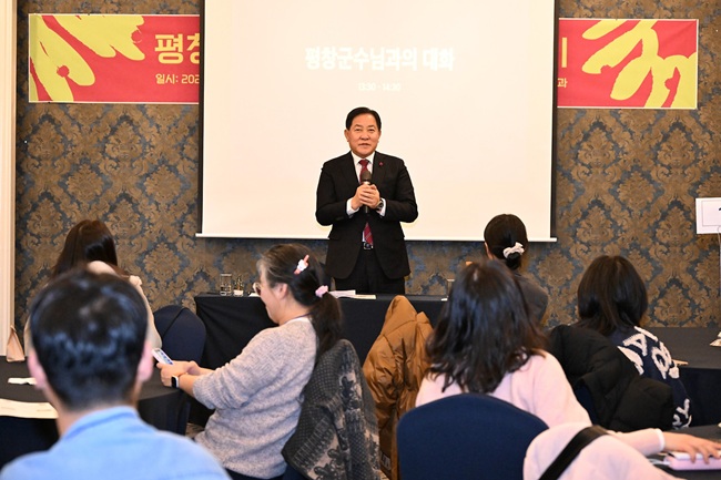 ▲ 청년과의 대화는 심재국 평창군수가 참여해 편안한 분위기의 토크콘서트 형식으로 청년 정책 방향과 지역 창업 환경 등 청년들이 궁금해하던 주제를 중심으로 자유로운 대화가 이어졌다. ⓒ평창군