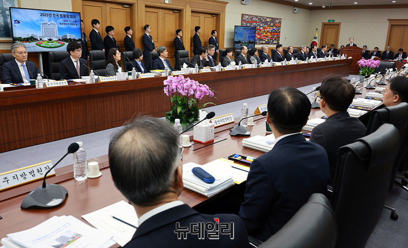 ▲ 조희대 대법원장을 비롯한 참석자들이 지난 5일 오후 서울 서초구 대법원에서 열린 전국법원장회의에 참석해 자리하고 있다. ⓒ서성진 기자