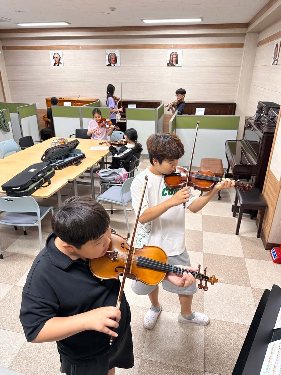 ▲ 경북교육청(교육감 임종식)은 지난달 진행된 ‘2025년 늘봄학교 하반기 운영에 대한 만족도 조사’ 결과, 학생과 학부모 모두에게 매우 높은 만족도를 얻었다(바이올린 수업_문경 가은초등학교).ⓒ경북교육청