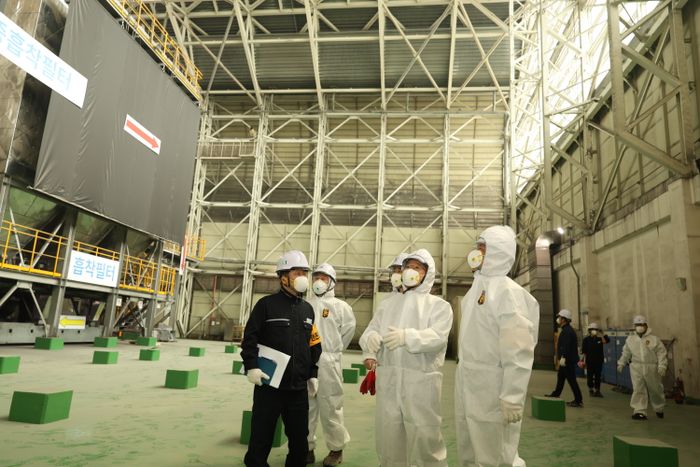 ▲ 김성훈(오른쪽 두번째) 인천환경공단 이사장이 직원들과 함께 송도자원순환시설을 점검하고 있다. ⓒ인천환경공단 제공