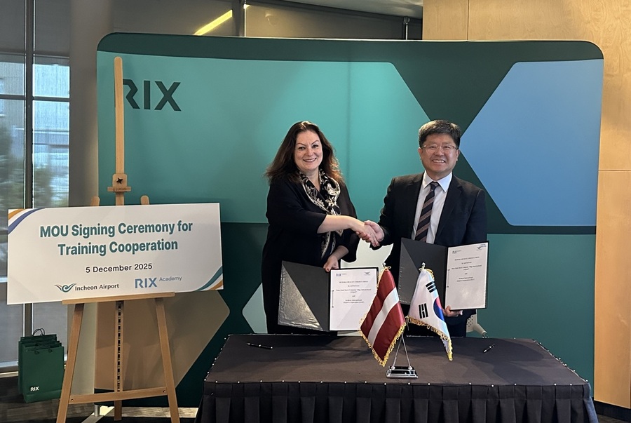 ▲ 5일 라트비아 리가공항공사에서 열린 양해각서 체결식에서 신가균(오른쪽)인천공항공사 경영본부장이 협약 체결 후 라일라 오디나 리가공항공사 CEO 겸 이사회 의장과 악수를 하고 있다. ⓒ인천공항공사 제공