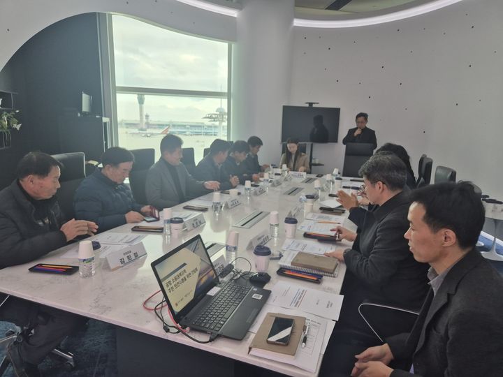 ▲ 지난 4일 인천 영종도 인천공항 제2터미널에서 열린 공항소음 개선 대책 및 영종국제도시 고도 제한 대응을 위한 간담회에서 참석자들이 의견을 나누고 있다. ⓒ인천 중구 제공