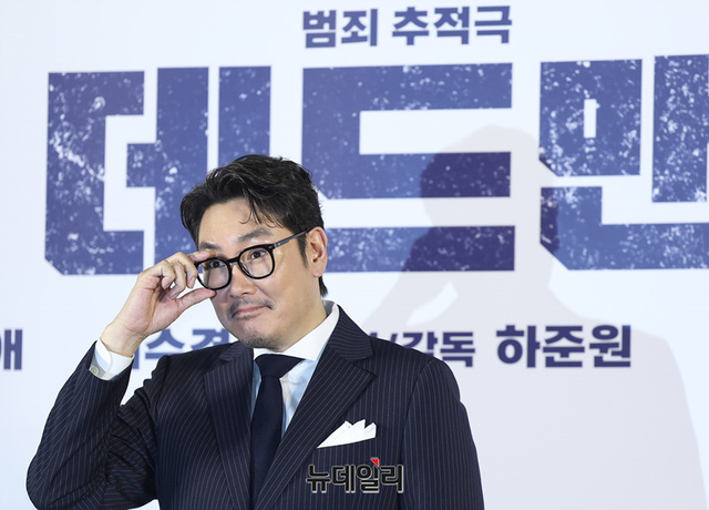 ▲ 배우 조진웅이 지난해 1월 19일 서울 성동구 메가박스 성수에서 열린 영화 '데드맨(감독 하준원)' 제작보고회에서 포토타임을 갖고 있다. ⓒ정상윤 기자