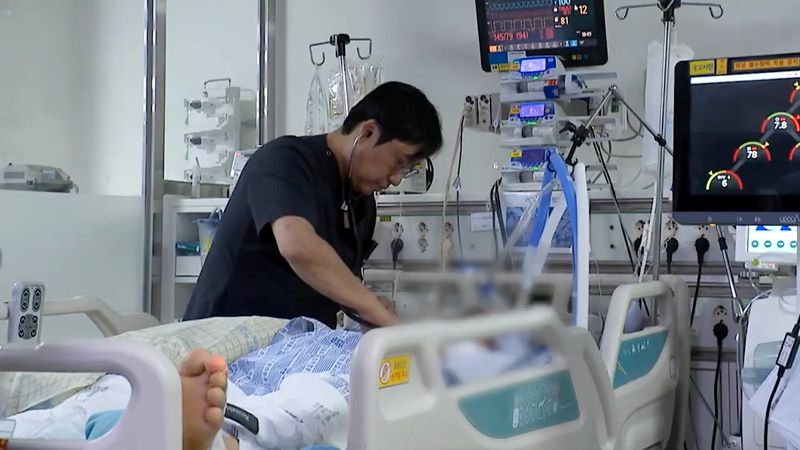 ▲ 외상중환자실에서 이 군을 처치하고 있는 장성욱 센터장의 당시 모습.ⓒ단국대병원