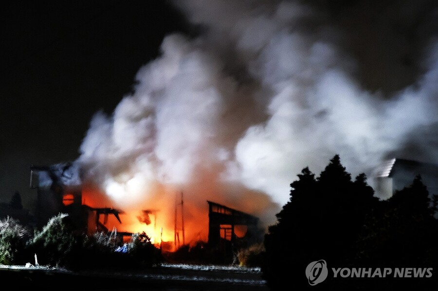 ▲ 지난 8일 일본 아오모리현 앞바다에서 규모 7.5의 강진이 발생해 그 여파로 주택이 불타고 있다. 출처=EPAⓒ연합뉴스
