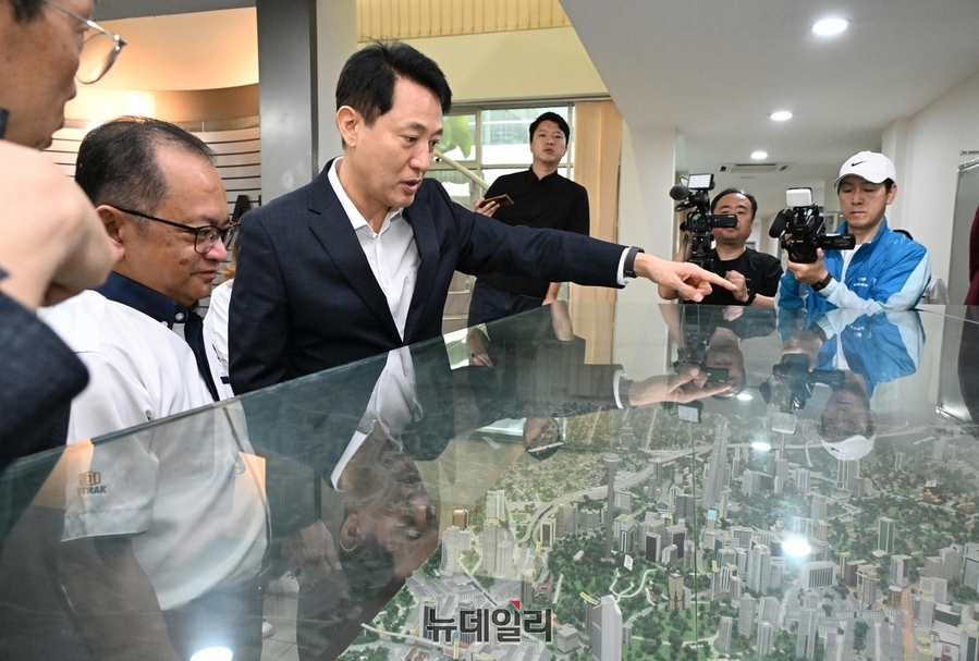 ▲ 오세훈 서울시장이 8일 말레이시아 쿠알라룸푸르 복합터널 'SMART'를 방문해 터널 관계자와 운영 현황에 대해 이야기 나누고 있다. ⓒ서울시