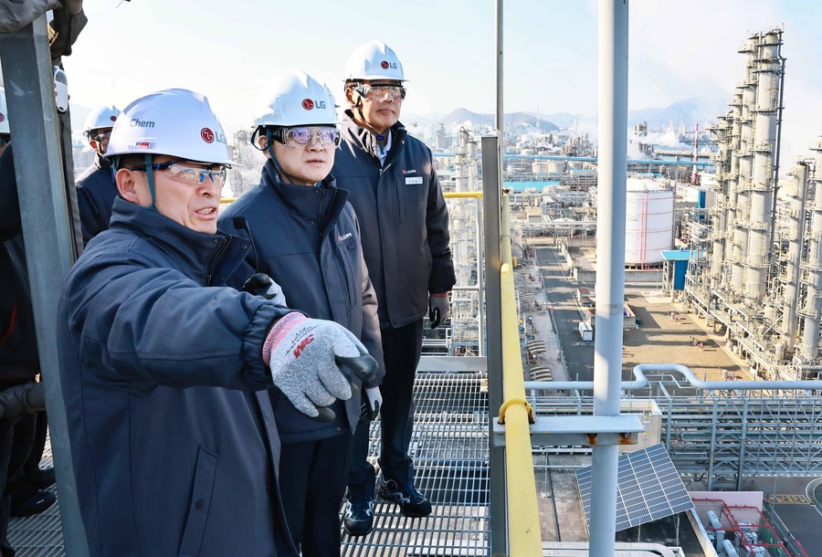 ▲ 김정관(가운데) 산업통상부 장관이 26일 전남 여수시 여수산업단지 LG화학 산업현장을 방문해 생산 및 안전관리 현황 등을 점검하고 있다. (사진=산업통상부 제공) 2025.11.26. ⓒ뉴시스