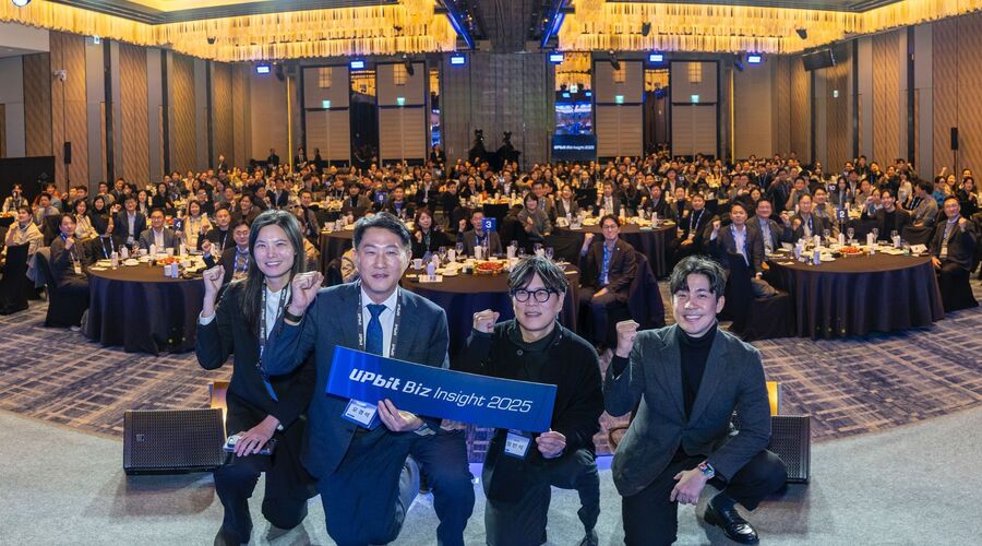 ▲ 두나무는 지난 8일 서울 포시즌스 호텔에서 ‘업비트 비즈 인사이트(UBI) 2025’를 개최했다. (좌)윤선주 두나무 최고브랜드임팩트책임자(CBIO), 오경석 두나무 대표, 정민. ⓒ두나무