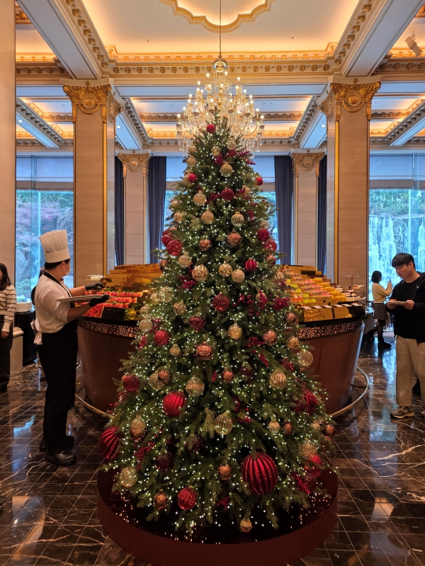 ▲ 입구 정면에 대형트리를 배치해 입장하는 순간부터 특별한 공간에 들어선 느낌을 준다. ⓒ최신혜 기자