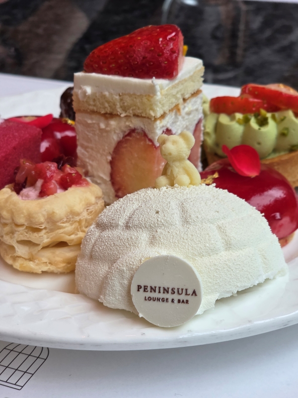 ▲ 프리미엄 딸기 케이크(중심)을 포함한 디저트 한 접시ⓒ최신혜 기자